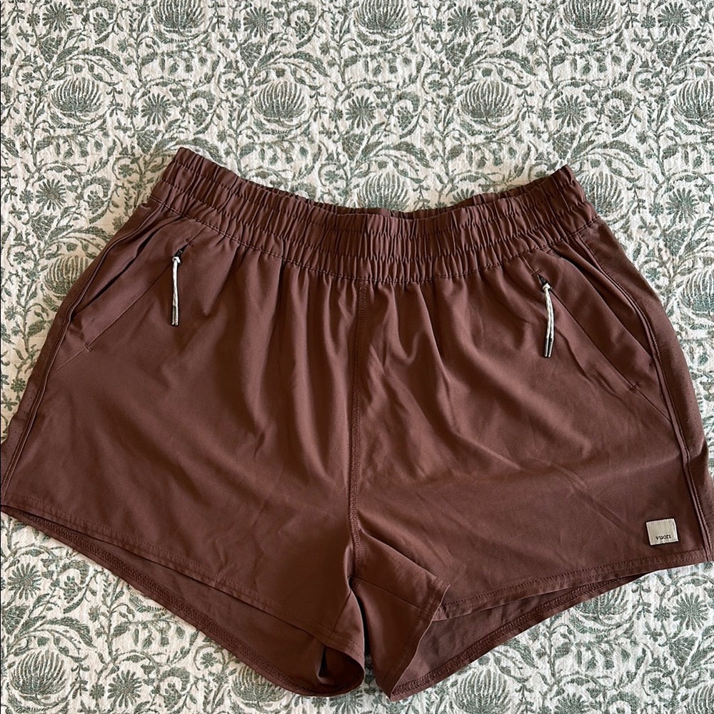 EUC Vuori Brown Athletic Shorts with Elastic Waistband